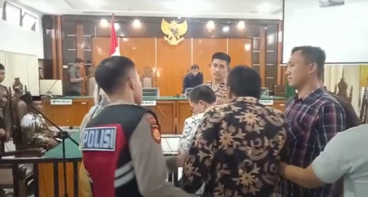 Keluarga korban tak puas usai sidang putusan vonis Sularno di Pengadilan Negeri Lubuklinggau.(foto Istimewa)