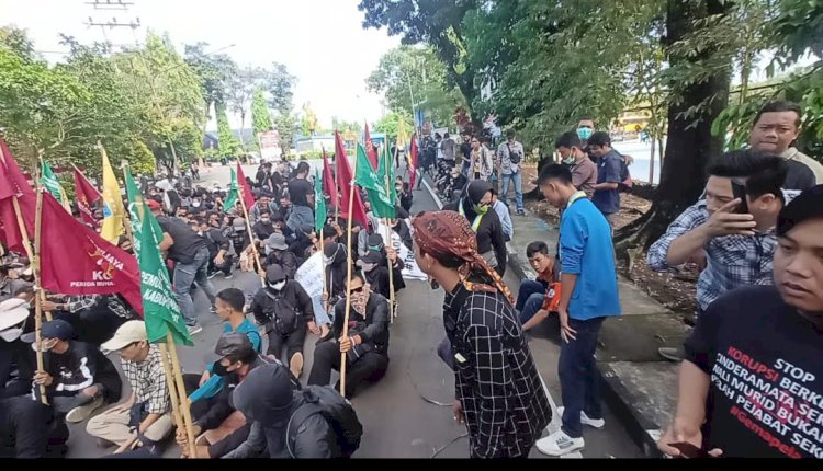Massa yang tergabung dalam Aliansi Organisasi Kepemudaan (OKP) Bersatu Peduli Rakyat di Kabupaten Lahat memberikan langsung Raport Merah untuk Cik Ujang dalam orasi yang berlangsung di  di Jalan Protokol H. Burlian depan Kantor DPRD Lahat. (ist/RmolSumsel.id)