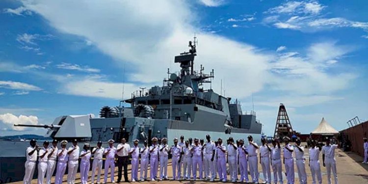 Angkatan Laut India berfoto di depan kapal perang INS Kavaratti, saat tiba di Pelabuhan Batu Ampar Batam, Indonesia/The Print
