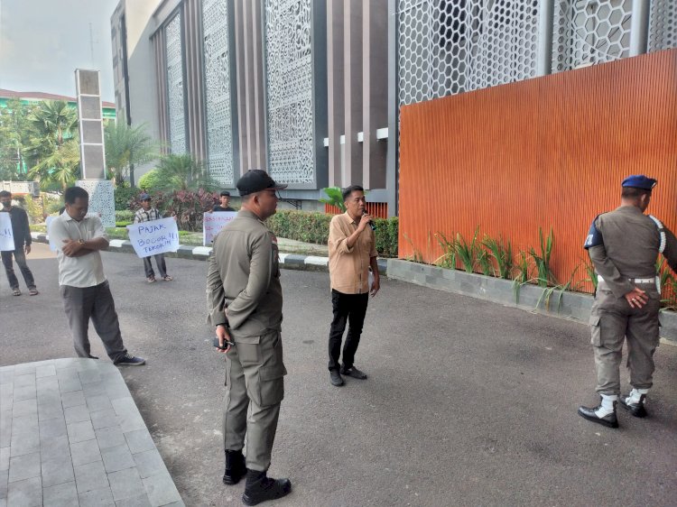 Puluhan massa aksi dari Aktivis Peduli Rakyat Sumsel menggelar aksi demo di kantor Gubernur Sumsel untuk meminta Pemerintah memecat Deliar selaku Kepala UPTB Samsat III Palembang yang diduga tidak bekerja maksimal dan terindikasi adanya kebocoran pajak serta merugikan masyarakat, Rabu (17/5).(Dudy Oskandar/rmolsumsel.id).