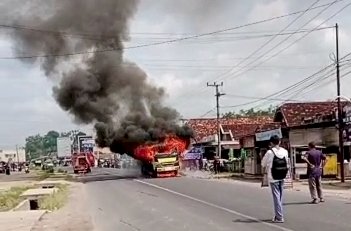 Truk bermuatan ubi rambat dari Pagaralam terbakar di Jalan Lintas Prabumulih-Indralaya/ist