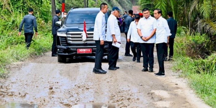 Presiden Joko Widodo meninjau jalan rusak di Sumatera Utara/Twitter