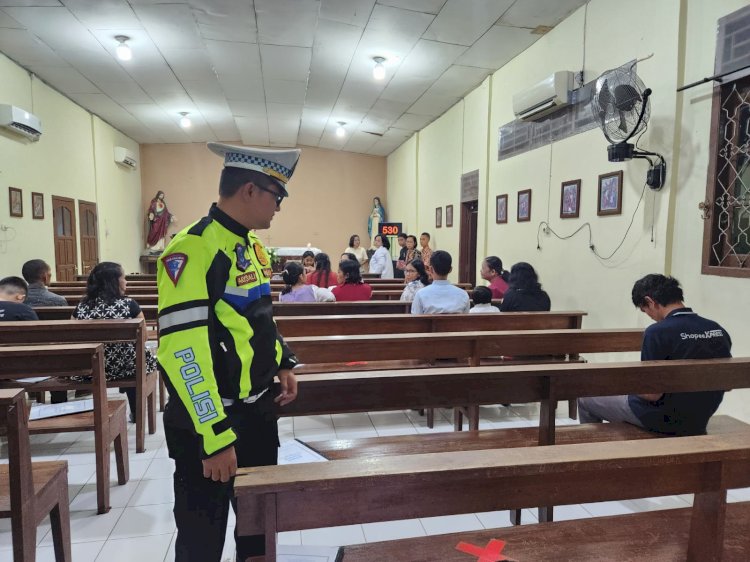 Sejumlah Personil Polres Muara Enim dan Polsek Jajaran Mengamankan Peringatan Kenaikan Isa Al Masih di Gereja/ist