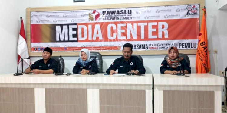 Bawaslu Kabupaten Jember memberi keterangan pers terkait dugaan pelanggaran aturan pemilu dan netralitas ASN/RMOLJatim