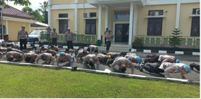 Personel Polres OKU Dihukum Push Up/ist