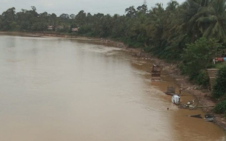 Aliran sungai Rupit di Kabupaten Muratara keruh dan tak bisa dikonsumsi masyarakat akibat maraknya tambang emas ilegal di sepanjang aliran sungai. (Dok. Warga)