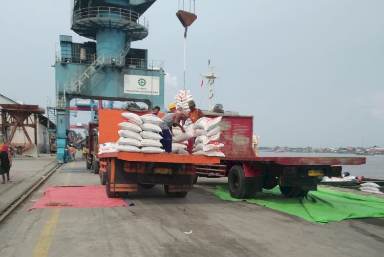 Proses bongkar muat beras impor asal Vietnam di Pelabuhan Boom Baru/Foto:Fauzi