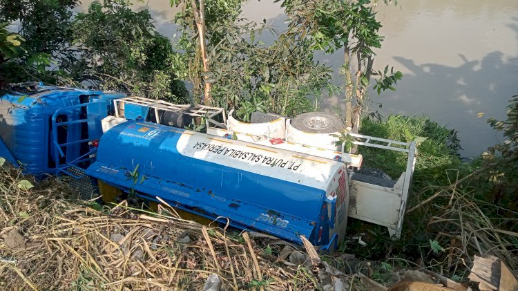 Mobil tangki milik PT Putra Salsabila Perkasa membawa solar untuk PTBA terperosok di Desa Karang Raja Muara Enim/Foto:Noviansyah