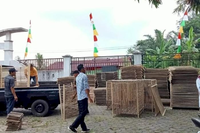 Pihak Dinas Pertanian saat memberikan bantuan kepada masyarakat