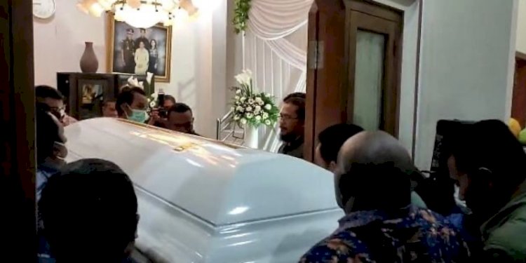 Jenazah putri Pj Gubernur Papua saat tiba di rumah duka di Semarang, Jumat malam (19/5)/RMOLJateng