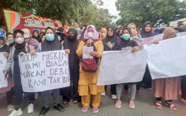 Ratusan emak-emak se-Kecamatan Gumay Talang menggelar unjuk rasa di depan Kantor DPRD Lahat/ist