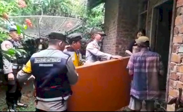 Personel Polsek Purwodadi memberikan bantuan berupa kasur dan sembako kepada warga di Purwodadi, Kabupaten Musi Rawas yang membutuhkan/ist