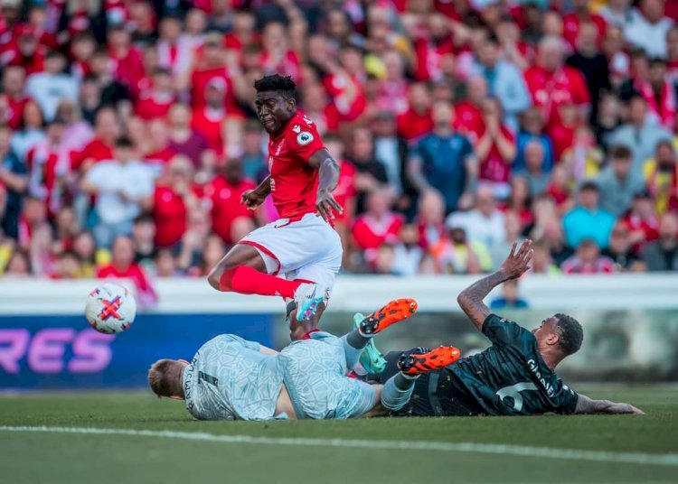 Pemain Nottingham Forest Taiwo Awoniyi menjebol gawang Arsenal/net