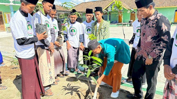 Penanaman bibit mangga oleh santri Pondok Pesantren Darussyafaat. (ist/rmolsumsel.id)