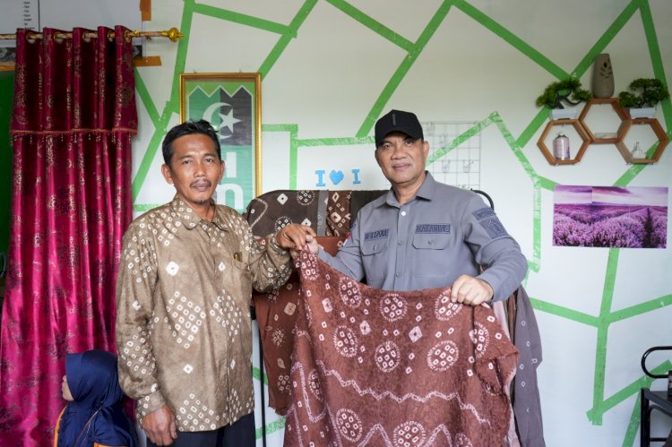Kakanwil Kemenkumham Sumsel, Ilham Djaya (kanan) saat memamerkan Gambo Muba. (ist/rmolsumsel.id)