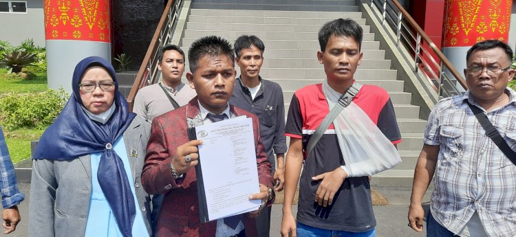 Korban Cindra Haspih didampingi kuasa hukumnya Defi Iskandar SH MH melayangkan surat ke Kapolda Sumsel, Kabid Propam dan Irwasda Polda Sumsel. (Fauzi/RmolSumsel.id)