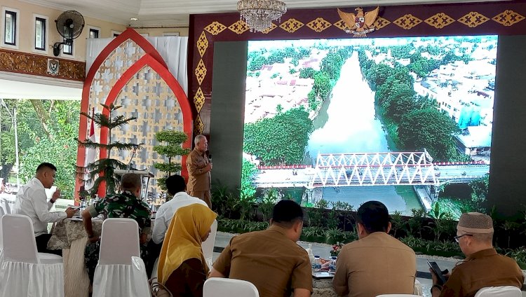 Asisten II bidang perekonomian dan pembangunan Setda Kabupaten Muara Enim, Riswandar memimpin sosialisasi rencana pembangunan dinding penahan tanah (Talud) di sepanjang Sungai Enim dari jembatan Enim I ke jembatan Enim II (Noviansyah/rmolsumsel.id)