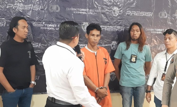 Tersangka Rusdi saat diinterogasi Direktur Reserse Kriminal Umum Polda Sumsel /Foto:Fauzi