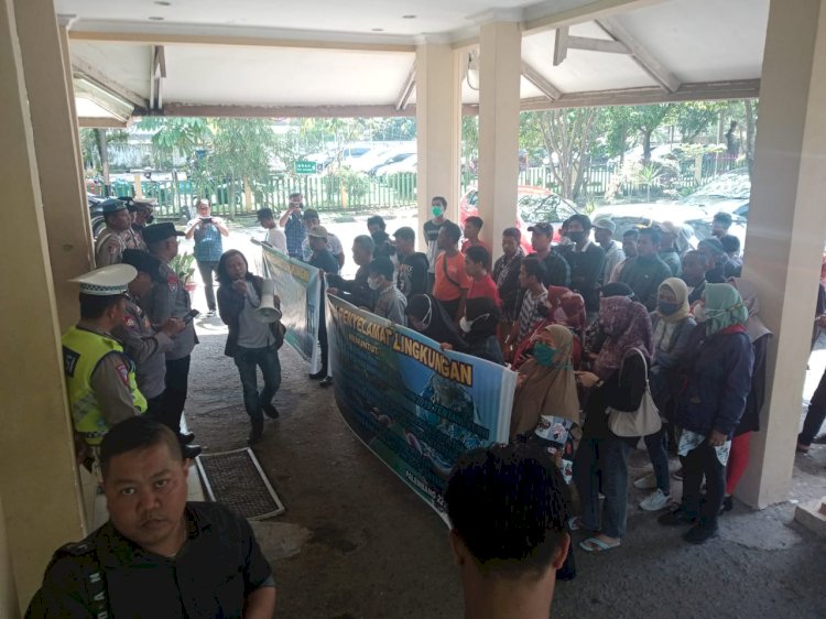 Aksi unjuk rasa yang dilakukan Koalisi Aksi Penyelamat Lingkungan (Kawali) Sumsel/is