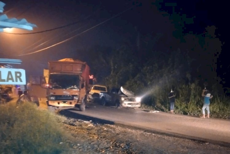 Tabrakan beruntun yang melibatkan 6 mobil dan 1 motor yang menyebabkan satu pengendara motor meninggal dunia.(ist/RmolSumsel.id)