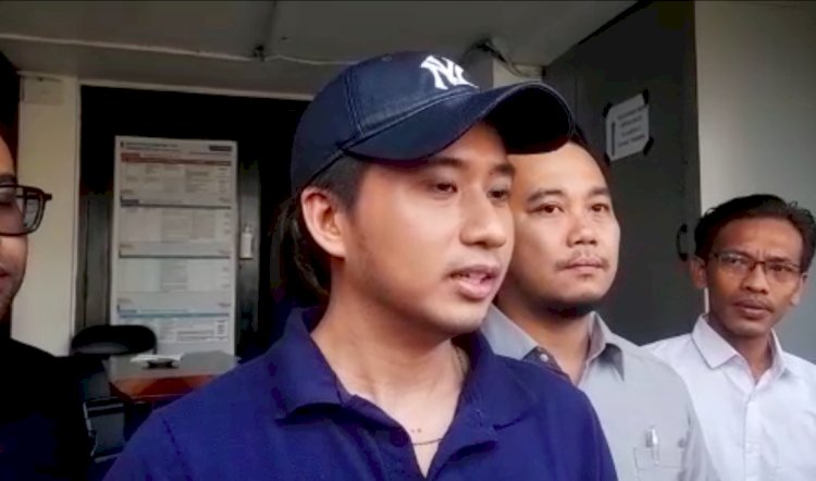 dr Nicho Saputra Nugroho yang menjadi korban penipuan tiket konser Coldplay ketika menjalani pemeriksaan di Polda Sumsel. (Fauzi/RmolSumsel.id)