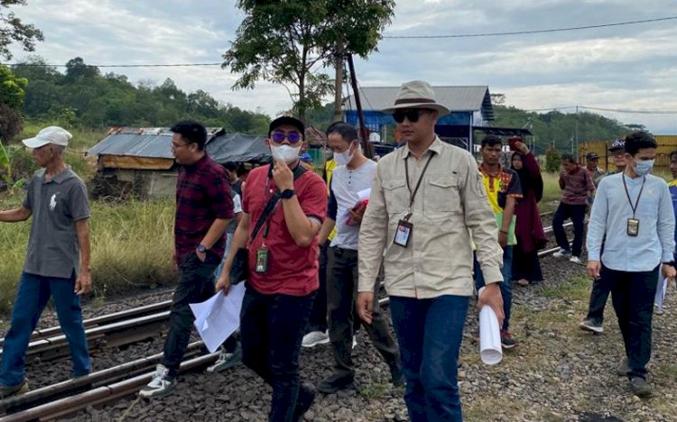 Pihak PT KAI mengecek Stasiun Sukacinta, Desa Suka Marga, Desa Payo, Desa Gunung Agung, Kecamatan Merapi Barat, Kabupaten Lahat yang digugat. (dok.KAI)