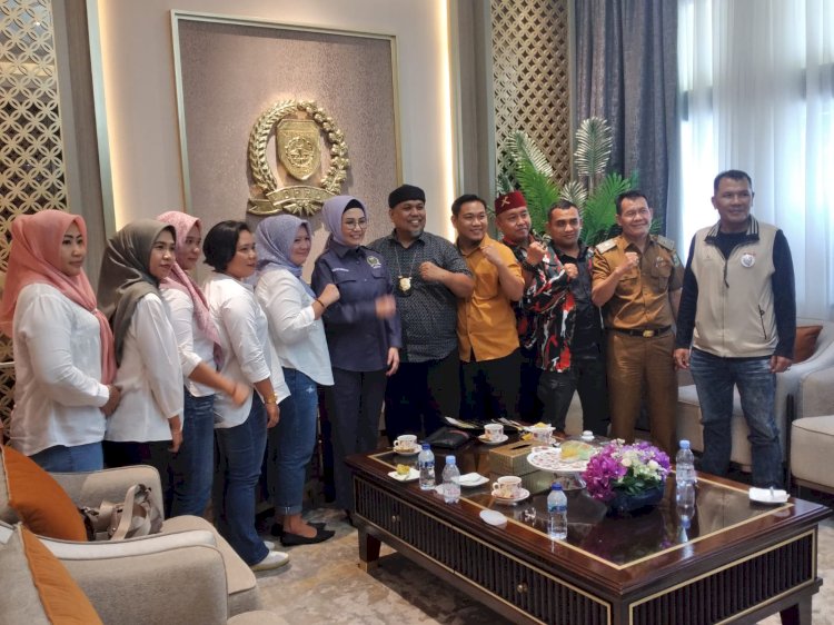 Dengan didampingi sejumlah anggota Lembaga Bantuan Hukum (LBH) Laskar Merah Putih Sumatera Selatan (Sumsel), korban pemerkosaan yang masih dibawah umur sebut saja Bunga (7), melakukan audensi ketua DPRD Sumsel RA Anita Noeringhati, Selasa (23/5). (Dudy Oskandar/rmolsumsel.id)  
