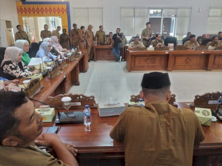Ratusan Kepala Desa (Kades) yang tergabung dalam Forum Kades Sriwijaya, mengadu ke DPRD Provinsi Sumatera Selatan (Sumsel), Senin (22/5) dan diterima Wakil Ketua DPRD Sumsel Kartika Sandra Desi dan didampingi sejumlah anggota DPRD Sumsel kalangan perempuan.(Dudy Oskandar/rmolsumsel.id)