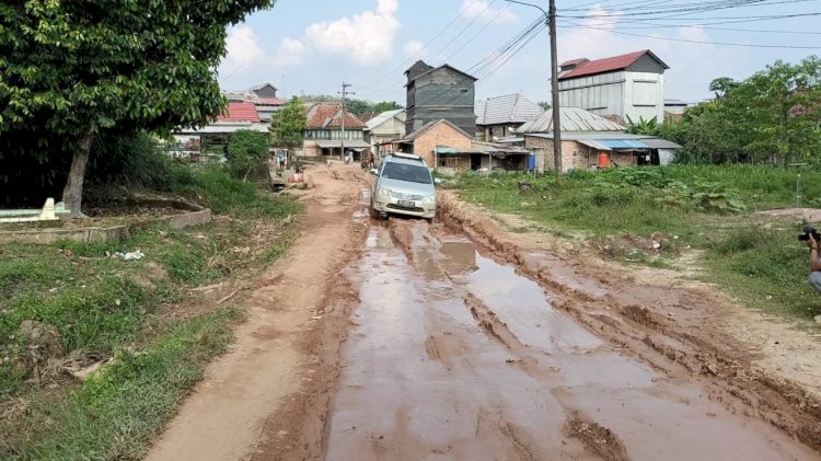 Kondisi jalan di Kecamatan Tulung Selapan, Pambangan dan Pangkalan Lampam, Kabupaten OKI rusak parah , padahal masyarakat sekitar sudah berulang kali mengusulkan agar jalan penghubung antar kecamatan tersebut diperbaiki oleh Pemerintah Provinsi dan Pemerintah Kabupaten OKI namun belum terealiasi.(Ist/rmolsumsel.id)   