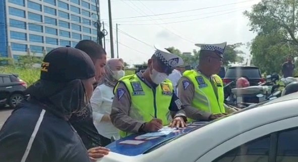 Razia gabungan untuk pemeriksaan kelengkapan kendaraan berupa bukti lunas pajak kendaraan bermotor (PKB) dan Bea Balik Nama (BBN) kendaraan roda dua maupun roda empat digelar di Jalan Gubernur HA Bastari Rabu (24/5) mengamankan puluhan kendaraan yang terlambat membayar pajak.(Ist/rmolsumsel.id)   