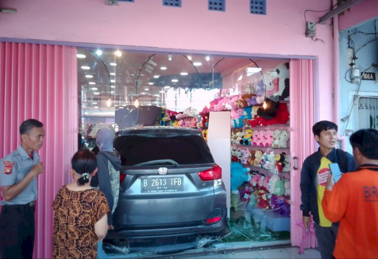 Mobil menabrak toko pernak-pernik rumah cantik di Jalan Yos Sudarso, Kelurahan Taba Koji, Kecamatan Lubuklinggau Timur I, Kota Lubuklinggau, Sumatera Selatan . (ist/RmolSumsel.id)