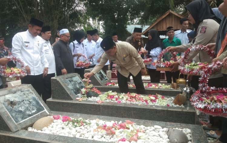  Bupati Devi Suhartoni Ziarah ke Makam Korban Pemekaran/ist