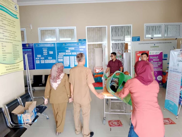 Kedua korban saat dilarikan ke Puskesmas Muara Belida (ist/rmolsumsel.id)