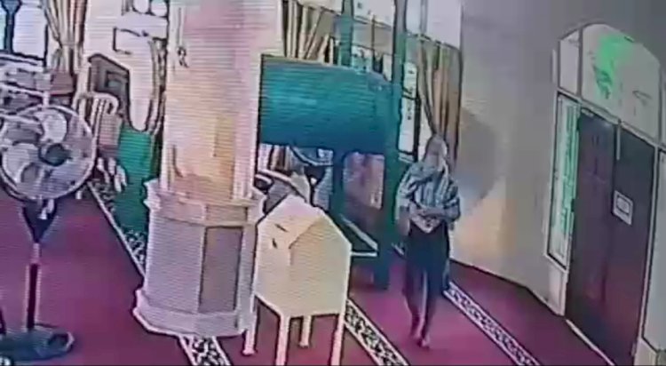 Pelaku dengan memakai sarung ala ninja masuk ke dalam masjid dan mencoba untuk menggasak kotak amal.(foto Istimewa)