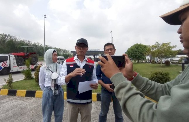 Tjahjo Purnomo, Executive Vice President (EVP) Sekretaris Perusahaan PT HK saat konpres di jalan tol/ Ist