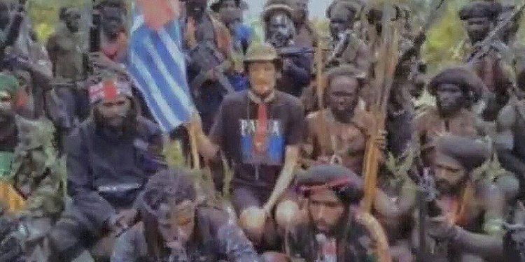 Kapten Philips Max Mehrtens di tengah-tengah personel Kelompok Separatis Teroris Papua/Ist