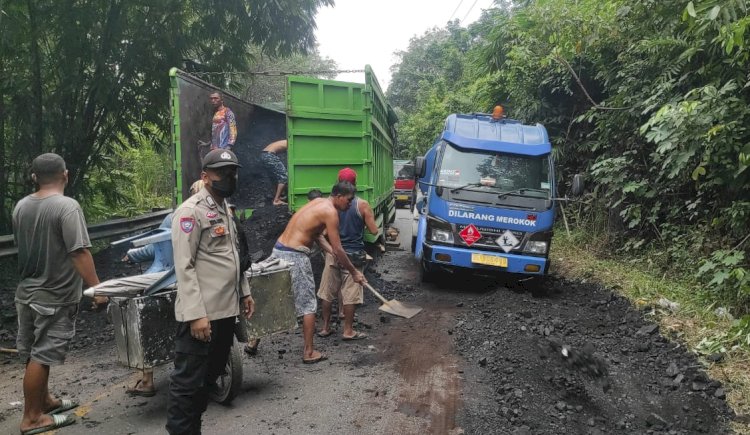 Truk Odol pengangkut Batu Bara ilegal sebabkan kemacetan di Jalan Lintas Sumatera Muara Enim - Batu Raja tepatnya di Desa Matas Kecamatan Tanjung Agung, Kabupaten Muara Enim /ist