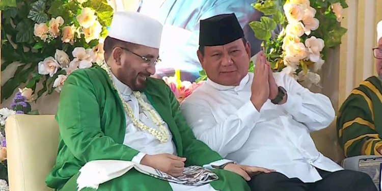 Dewan Syuro Majelis Rasulullah Habib Nabiel Al Musawa bersama Menteri Pertahanan Prabowo Subianto dalam acara Haul Pimpinan Majelis Rasulullah, Habib Munzir bin Fuad Al Musawa, di Kompleks Makam Habib Kuncung, Kalibata, Jakarta Selatan, Minggu (28/5)/Repro