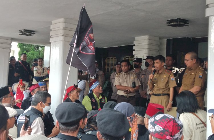 Ratusan pedagang bakso hingga pecel lele yang tergabung dalam Aliansi Forum Komunitas Pelaku Kuliner Bersatu Palembang (FK-PKBP) Sumatera Selatan (Sumsel) menggelar aksi demo di halaman kantor Walikota Palembang, Senin (29/5).(Dudy Oskandar/RmolSumsel.id)