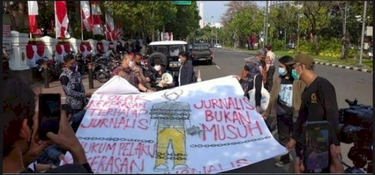 Aliansi Jurnalis Independen (AJI) Jakarta beserta LBH Pers menggelar aksi di Gedung Mahkamah Agung, Kamis, 25 Agustus 2022. Unjuk rasa ini digelar untuk mengawal putusan kasasi terhadap penganiayaan yang dialami oleh Nurhadi yang merupakan jurnalis Tempo di Surabaya. (dok. AJI Indonesia)