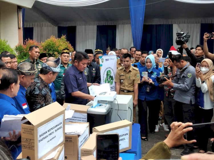 Dinas Kearsipan Provinsi Sumatera Selatan (Sumsel) memusnahkan 21.733 arsip in aktif dari tujuh OPD di Lingkungan Provinsi Sumatera Selatan (Sumsel).(Dudy Oskandar/rmolsumsel.id)