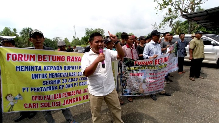 Ratusan masyarakat yang tergabung dalam Forum Betung Raya Abab Bersatu melakukan aksi unjuk rasa tuntut ganti rugi lahan perkebunan mereka yang terdampak pekerjaan Seismik 3D oleh PT Daqing Citra PTS. (Eko Jurianto/RmolSumsel.id)