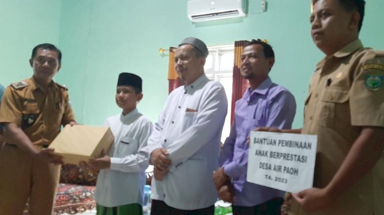 Pelajar kelas VIII SMP Negeri 1 OKU, Regan Altaf Firdaus (13), peraih peringkat 3 pada ajang Seleksi Tilawatil Qur'an dan Hadist (STQH) di Lubuklinggau