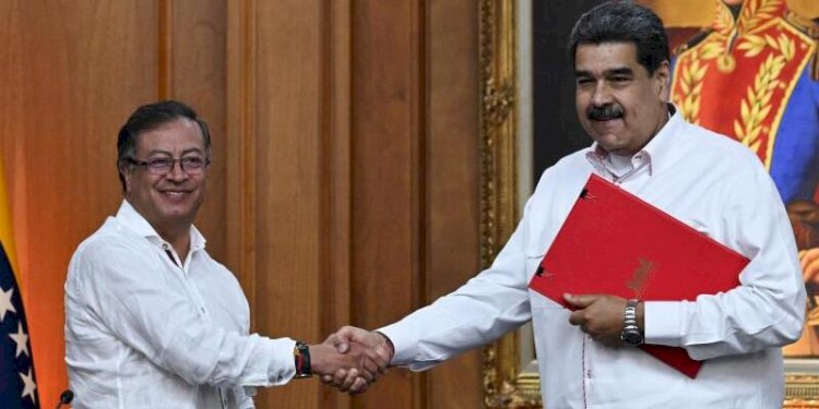 Presiden Kolombia, Gustavo Petro berjabat tangan dengan Presiden Venezuela Nicolas Maduro saat pertemuan di Caracas, pada 01 November 2022/Net