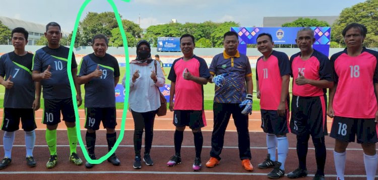 Sekdin Perkim Sumsel Hendrian (lingkaran hijau) sebelum pertandingan dimulai/ist