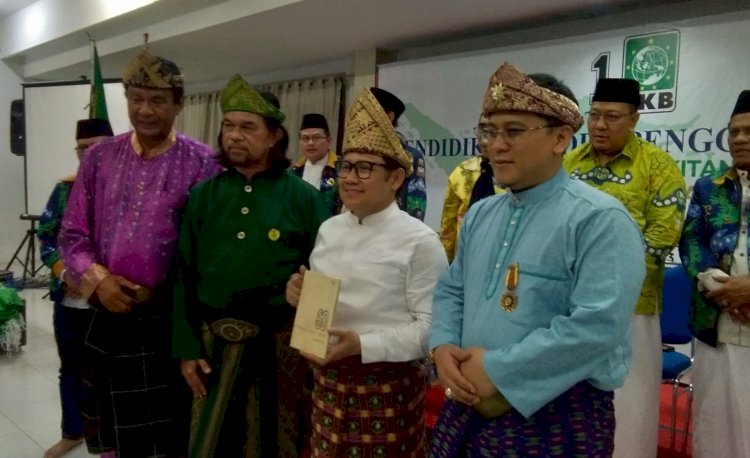 Ketua PKB Muhaimin Iskandar mendapatkan tanjak saat berkunjung di Pondok Pensatren Muqimmus Sunnah/ist