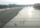 Air Surut,  Sungai Rupit Jadi Wisata 'Pantai' Dadakan