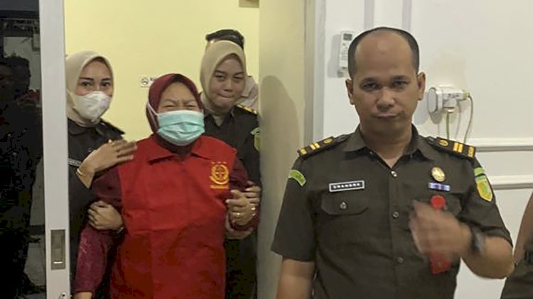 Kepala Desa Sumber Baru (C1) Kecamatan Mesuji Raya Kabupaten OKI, Yuliah Diah Eka Lestari saat ditahan. (ist/RmolSumsel.id)