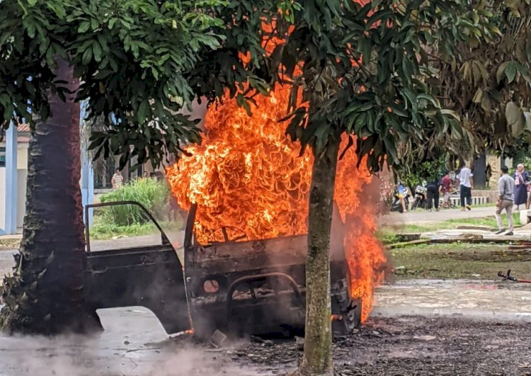 Mobil Suzuku Carry terbalar didepan rumah seorang warga di Desa Mandi Aur, Kecamatan Muara Kelingi, Kabupaten Musi Rawas/ist