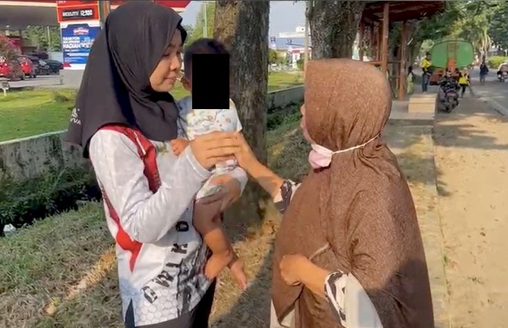 Bayi laki-laki berusia sekitar satu tahun di temukan di i depan SPBU Tangga Takat Plaju Palembang Jumat, (2/6). (ist/RmolSumsel.id)